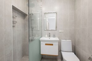 Apartemen Basic, balkon, pemandangan taman | Kamar mandi