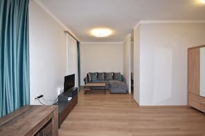 基础公寓, 阳台, 公园景观 | 起居区