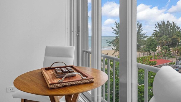 Een balkon met uitzicht op het strand en de oceaan.