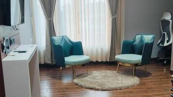 Meja kerja, ruang kerja ramah laptop, dan Wi-Fi gratis