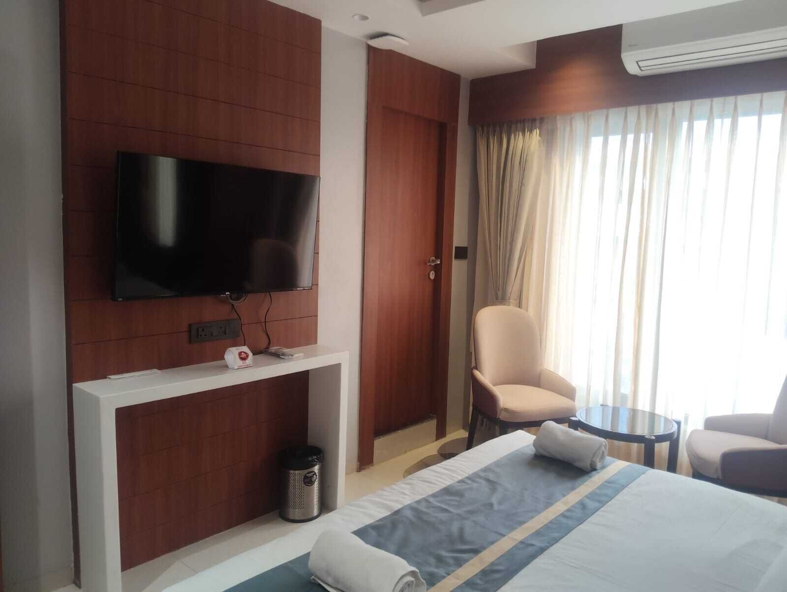 Escritorio, espacio para trabajar con laptop y wifi gratis 