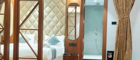 Desk, laptop workspace, free WiFi