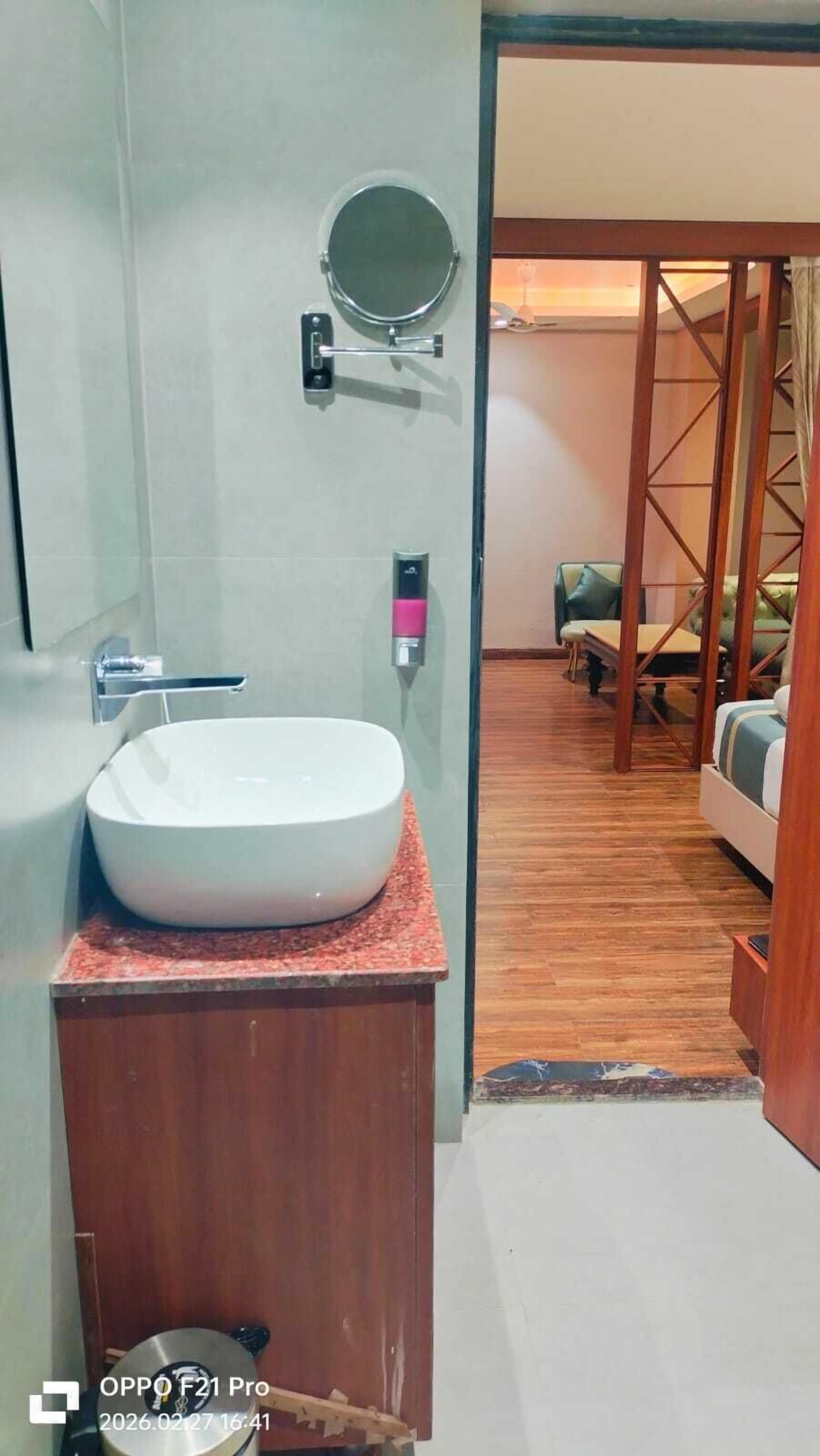 Buồng tắm vòi sen, máy sấy tóc, dép đi trong nhà, khăn tắm 