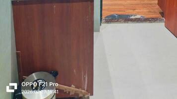 Buồng tắm vòi sen, máy sấy tóc, dép đi trong nhà, khăn tắm