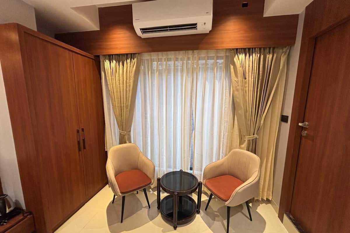 Kamar Deluks | Meja kerja, ruang kerja ramah laptop, dan Wi-Fi gratis