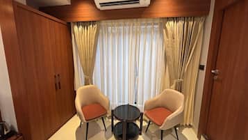 Kamar Deluks | Meja kerja, ruang kerja ramah laptop, dan Wi-Fi gratis