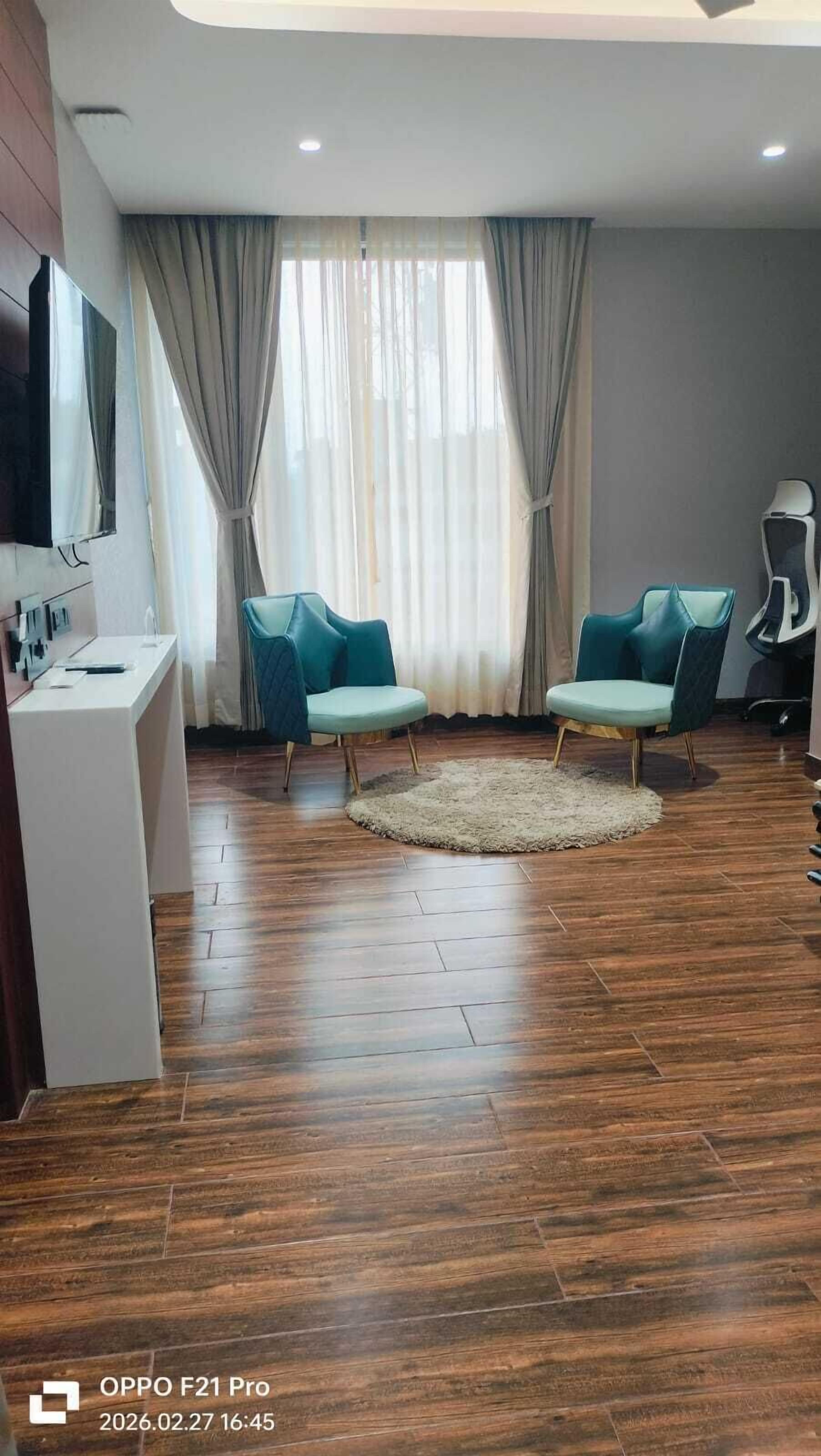 Skrivebord, skrivebord for bærbar PC og wi-fi (inkludert)