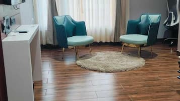 Skrivebord, skrivebord for bærbar PC og wi-fi (inkludert)