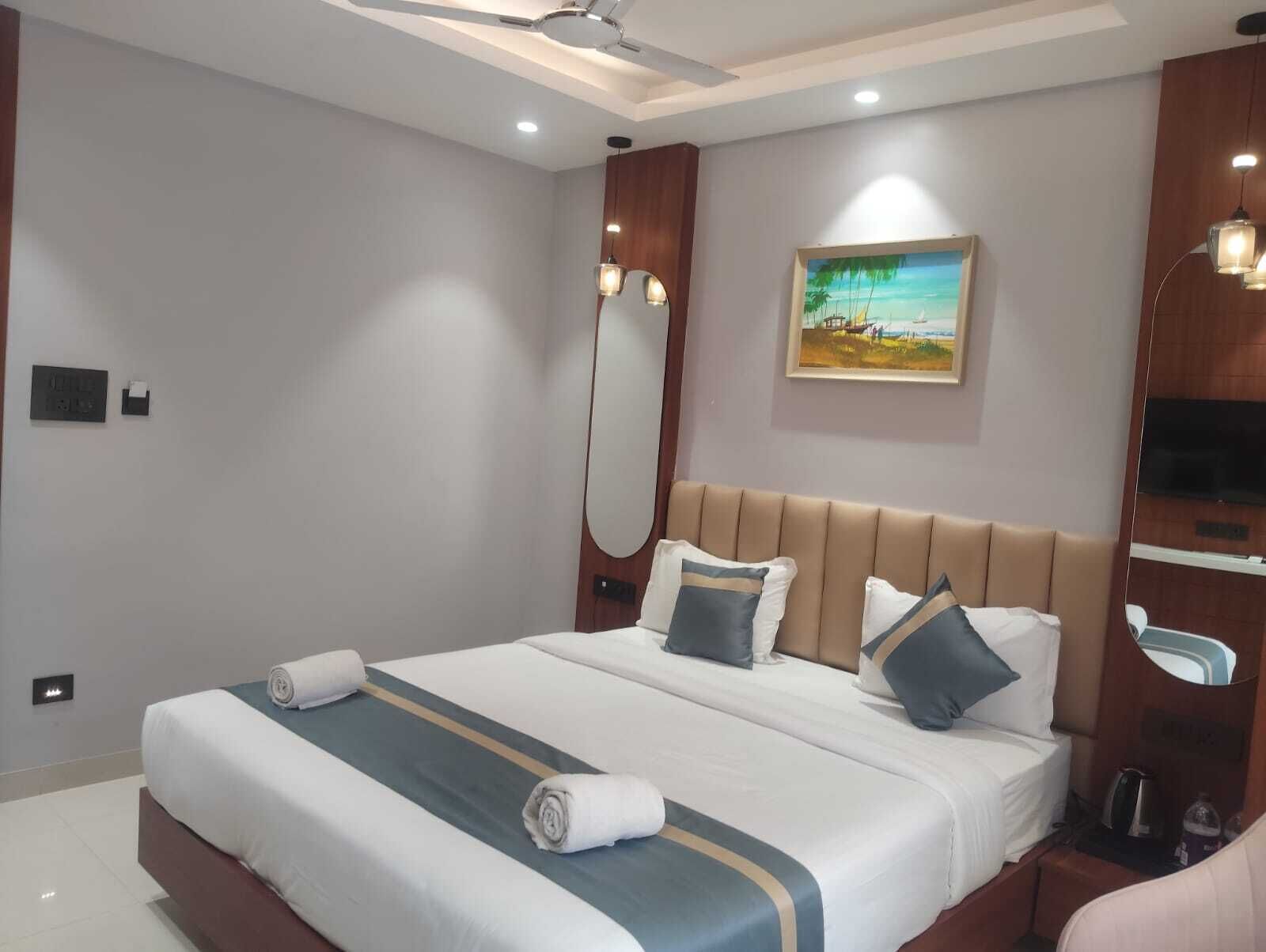 Escritorio, espacio para trabajar con laptop y wifi gratis 