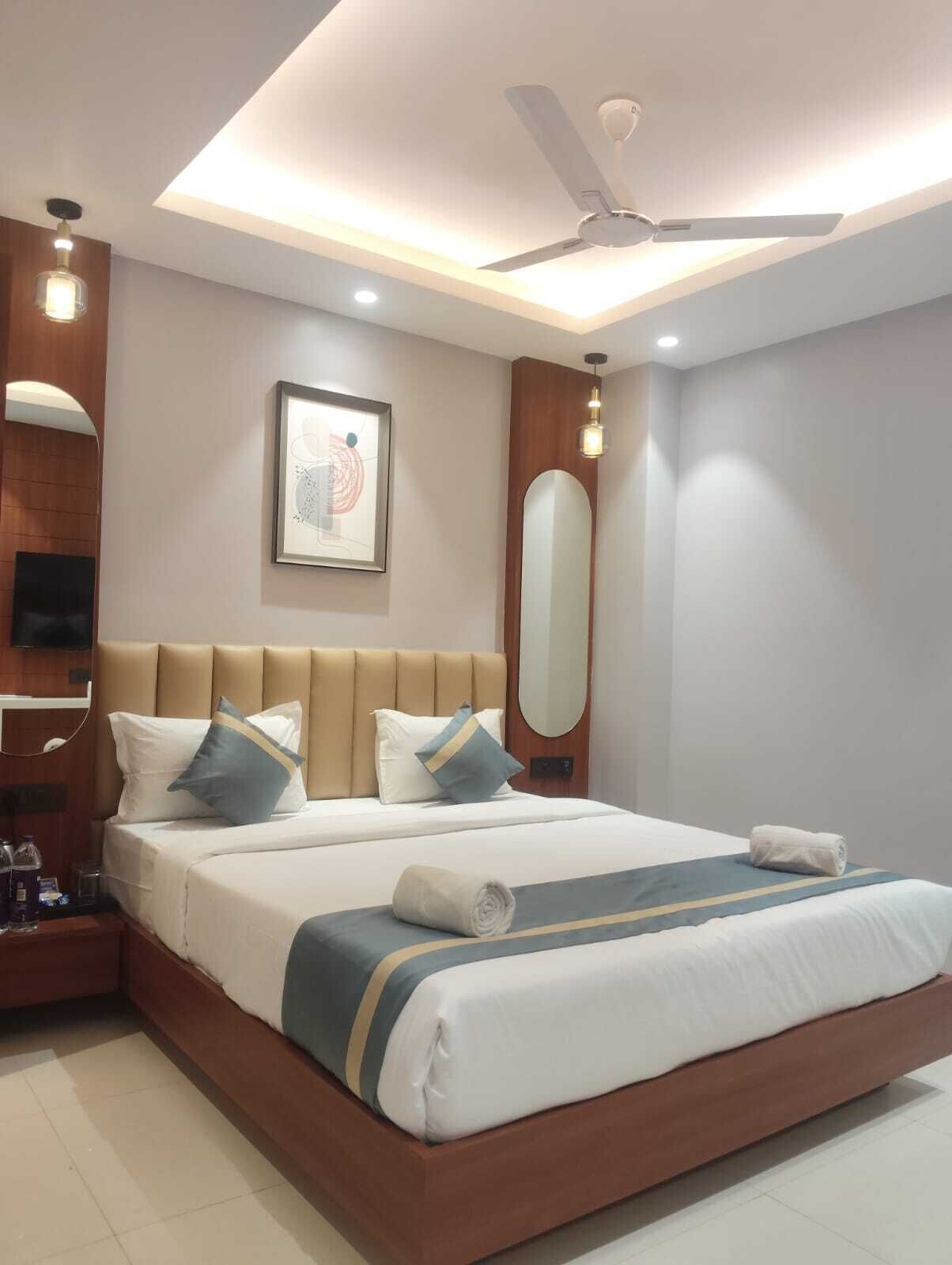 Escritorio, espacio para trabajar con laptop y wifi gratis 