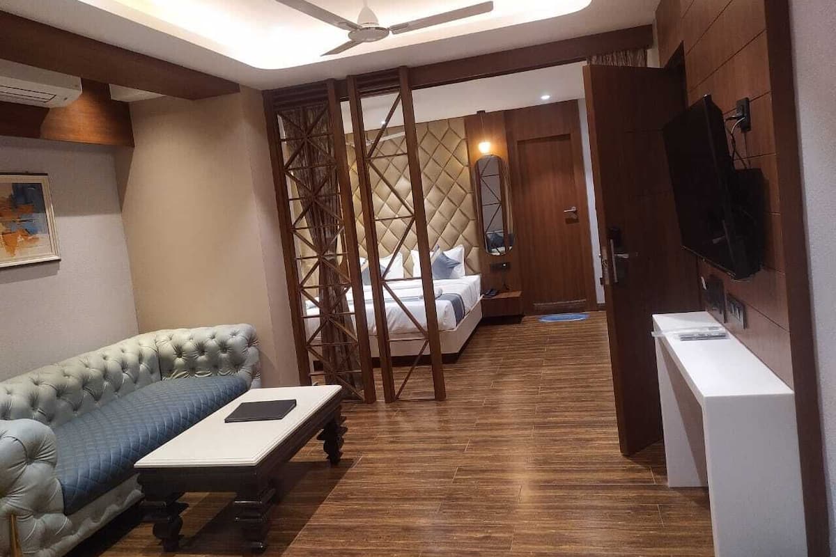 Suite | Desk, laptop workspace, free WiFi