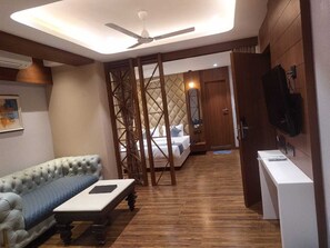 Suite | Desk, laptop workspace, free WiFi