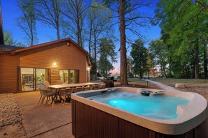 Outdoor dining - Deer Run Lodge/Indoor Pool/Basketball/Hot Tub (Terre Haute)