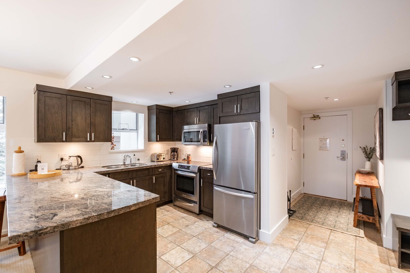 Refrigerador, microondas, horno y parrilla de estufa 