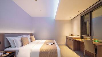 Economy Room, 1 Queen Bed, Non Smoking, Courtyard View | Premium bedding, down comforters, memory foam beds, desk