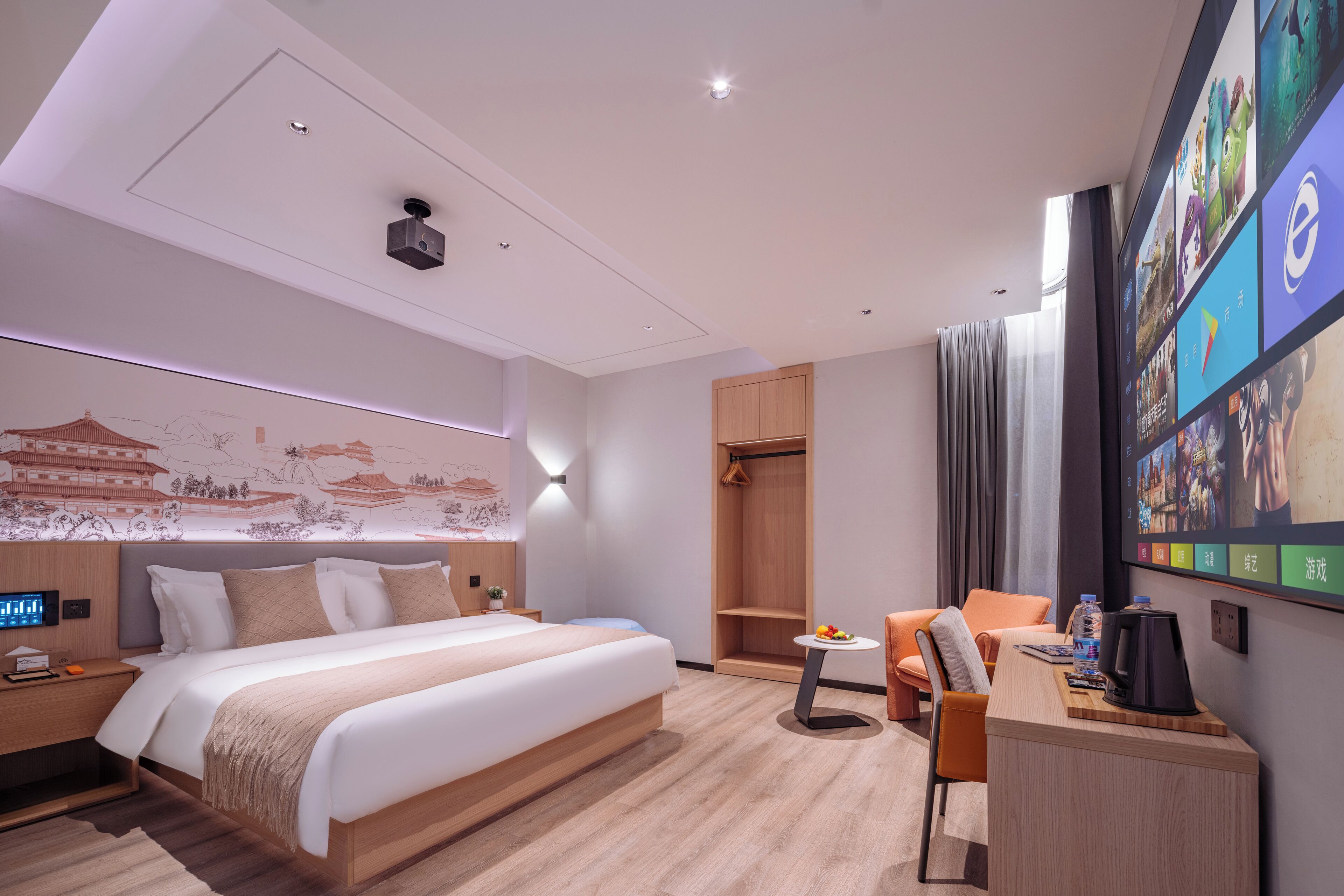 Habitación de hotel moderna con una cama grande, un escritorio, una silla, zona de ducha y un televisor montado en la pared que muestra varios canales.