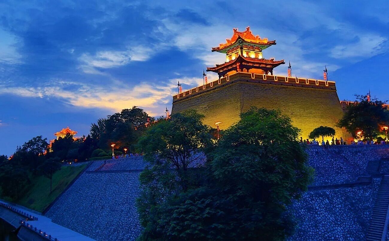 Un bâtiment traditionnel chinois, caractérisé par une tour imposante et un grand mur de pierre.