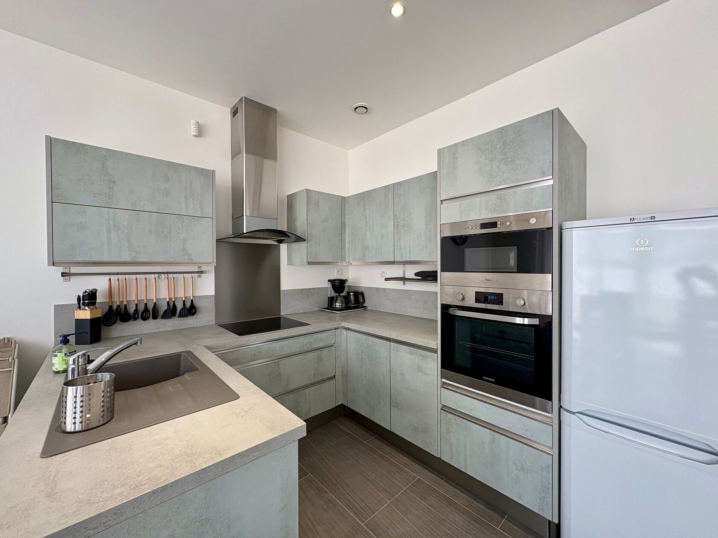 Frigorifero, microonde, forno, piano cottura