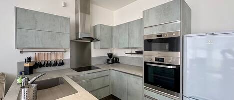 Réfrigérateur, micro-ondes, four, plaque de cuisson