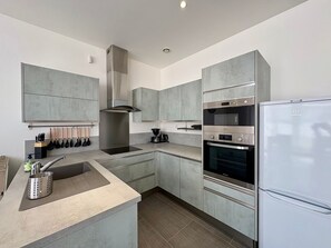 Kjøleskap, mikrobølgeovn, ovn og kokeplater