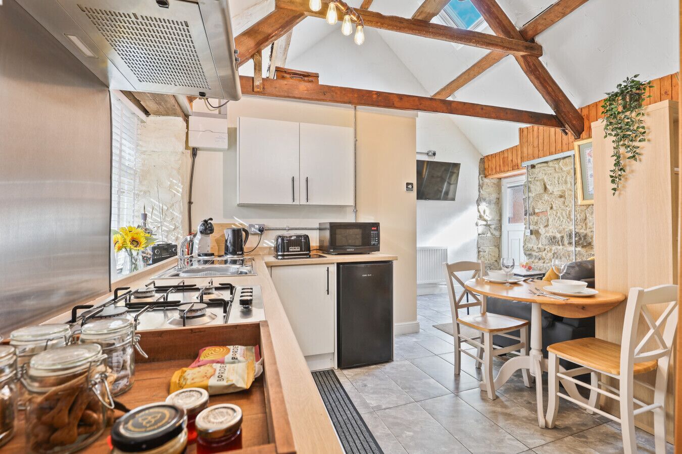 Kjøleskap, mikrobølgeovn, ovn og kokeplater