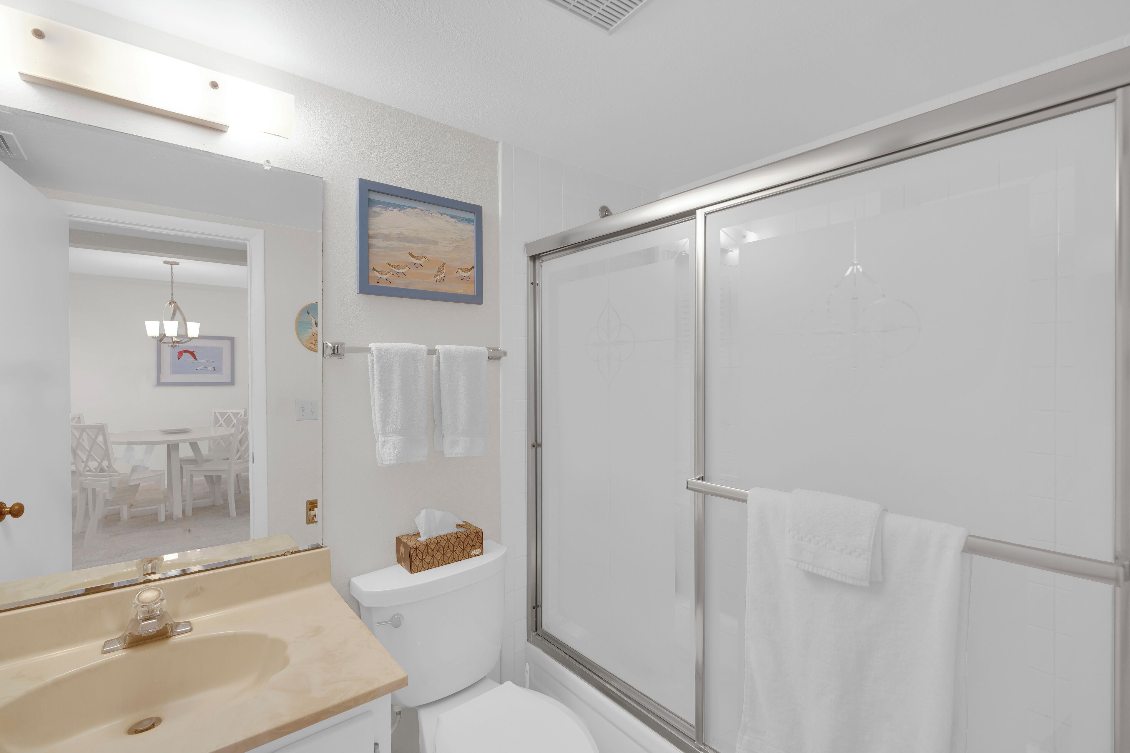 Ein Badezimmer mit Waschbecken, Toilette und Duschkabine.