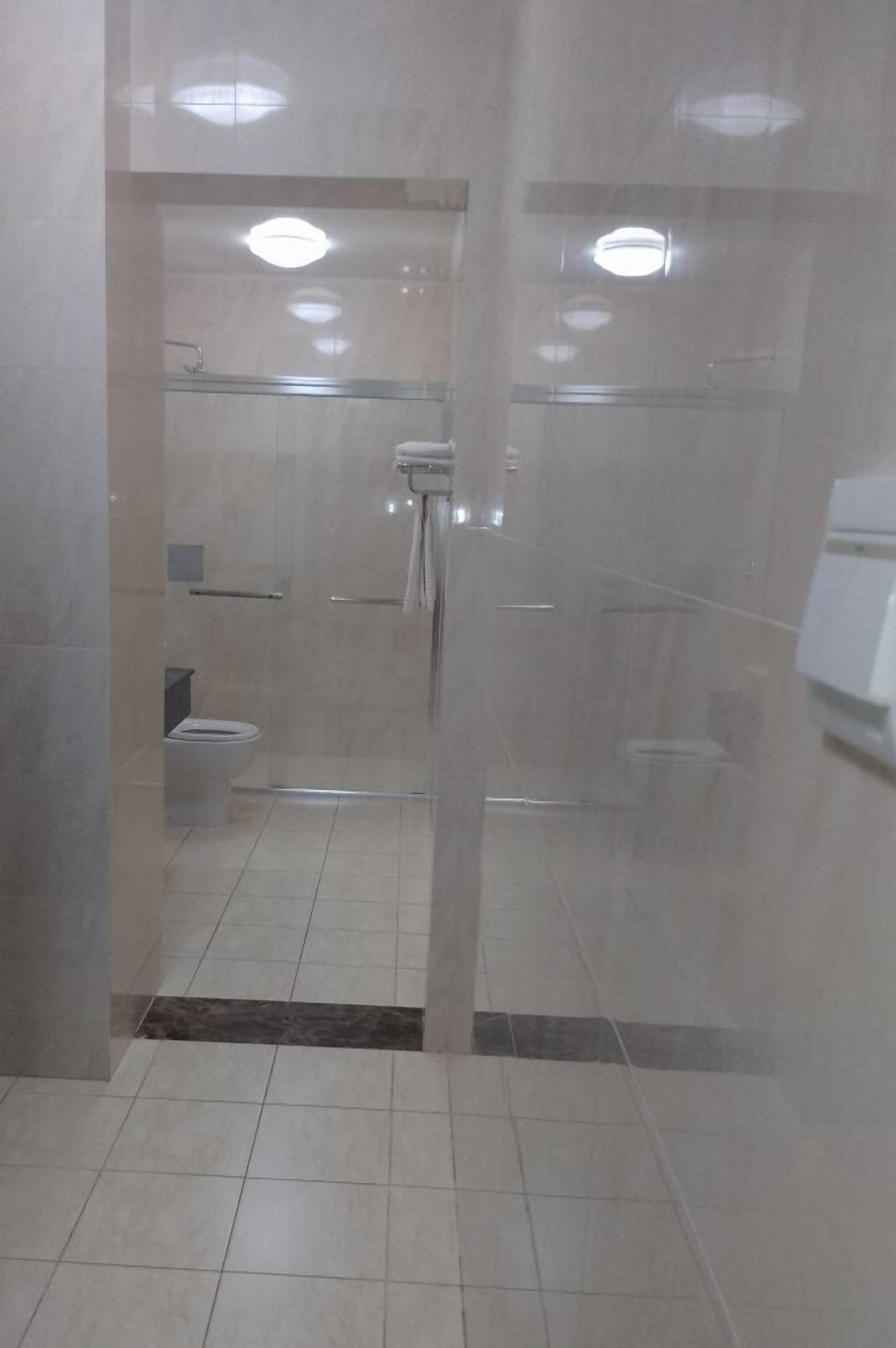 Toallas, jabón, papel de baño 