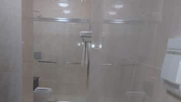 Serviettes fournies, savon, papier toilette