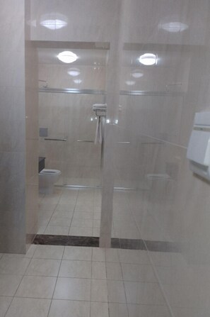 Serviettes fournies, savon, papier toilette