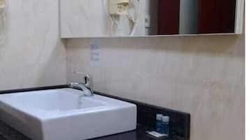 Chambre Double | Salle de bain | Serviettes fournies, savon, papier toilette