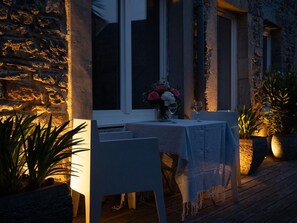 Outdoor dining - Cozy seaside apartment with WiFi at Portbail (Portbail)
