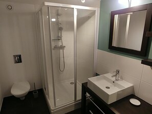 Bathroom - Cozy seaside apartment with WiFi at Portbail (Portbail)