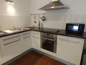 Fridge, microwave - Cozy seaside apartment with WiFi at Portbail (Portbail)