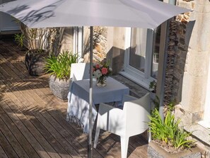 Outdoor dining - Cozy seaside apartment with WiFi at Portbail (Portbail)