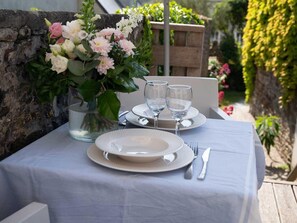 Outdoor dining - Cozy apartment in Portbail with internet and all charges included (Portbail)