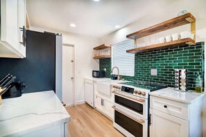 Kjøleskap, mikrobølgeovn, ovn og kokeplater