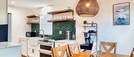 雪櫃、微波爐、焗爐、爐具