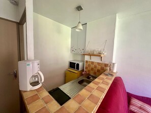 Fridge, microwave, stovetop, coffee/tea maker - Studio cabin for 4, close to slopes with parking (Les Angles)