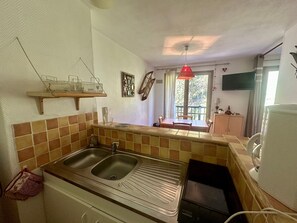 Fridge, microwave, stovetop, coffee/tea maker - Studio cabin for 4, close to slopes with parking (Les Angles)