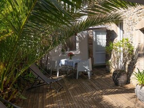 Outdoor dining - Duplex apartment in Portbail with Wi-Fi, close to the sea (Portbail)