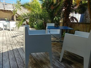 Outdoor dining - Duplex apartment in Portbail with Wi-Fi, close to the sea (Portbail)