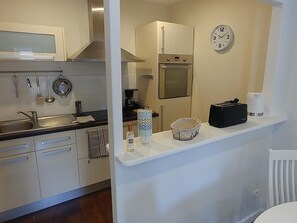Fridge, microwave - Duplex apartment in Portbail with Wi-Fi, close to the sea (Portbail)