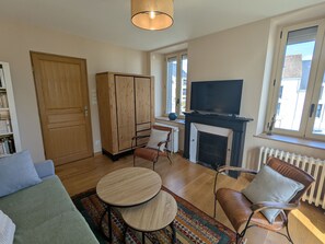 TV - Bright apartment in central Montargis with canal view (Montargis)