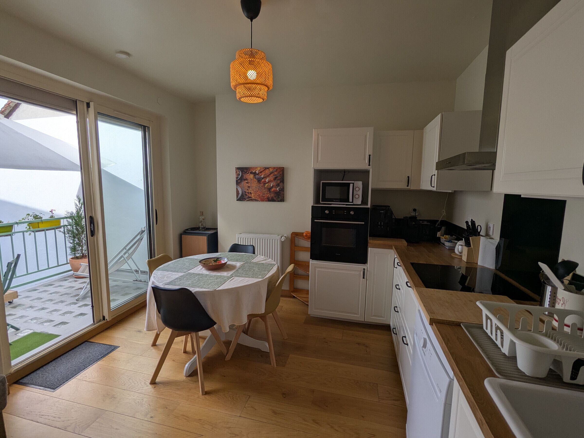 Een koelkast, een microgolfoven, een vaatwasser