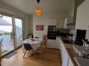 Een koelkast, een microgolfoven, een vaatwasser