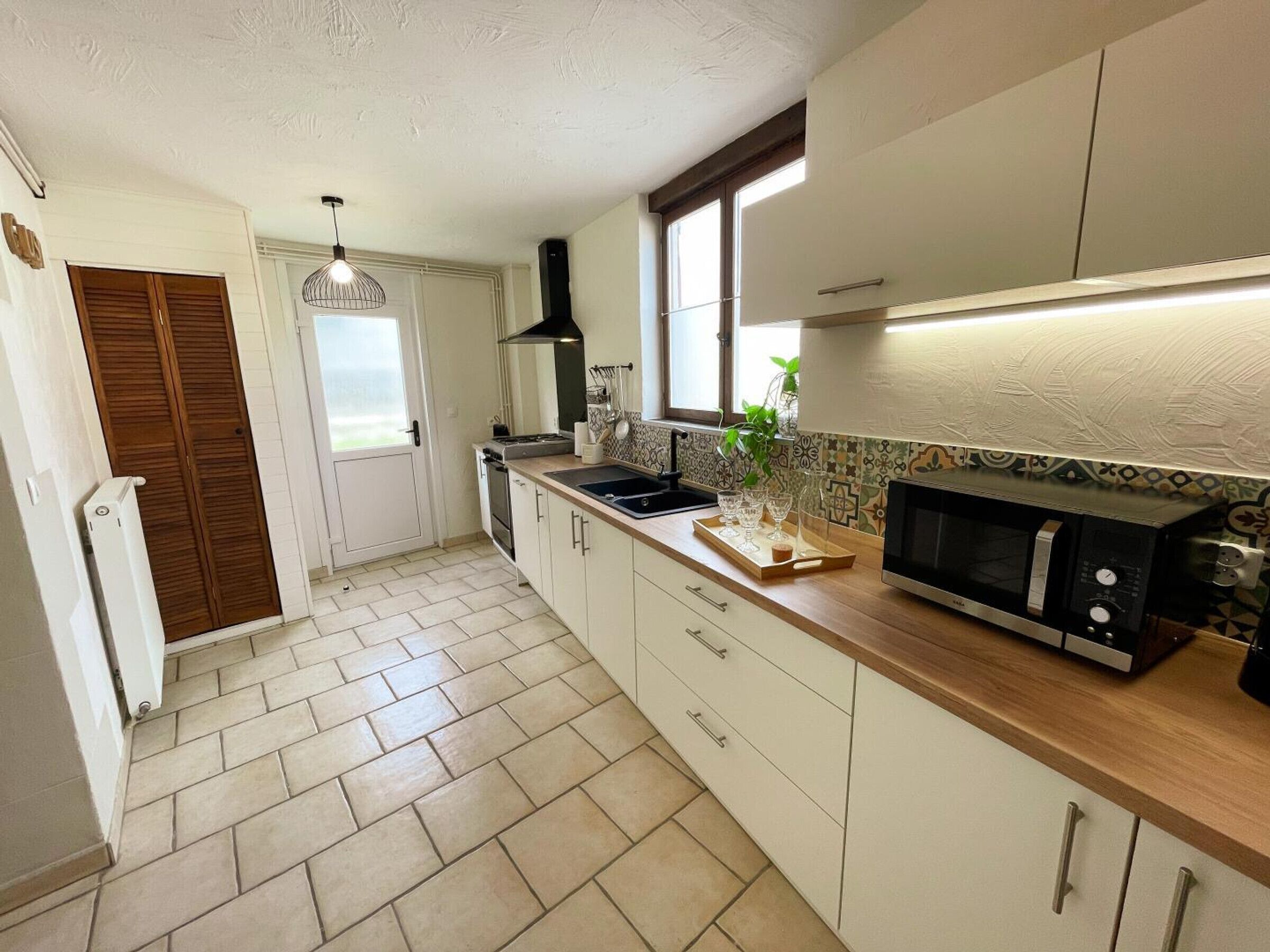 Jääkaappi, mikroaaltouuni, astianpesukone, kahvin-/teenkeitin