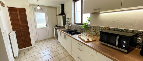 Kylskåp, mikrovågsugn, diskmaskin och kaffe- och tebryggare