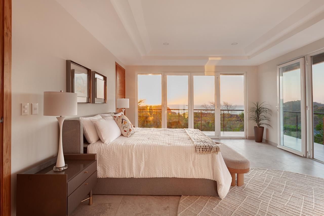 8 habitaciones, escritorio, tabla de planchar con plancha y wifi 