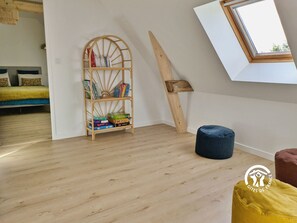4 bedrooms, travel cot, free WiFi, bed sheets