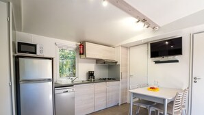 Coffee/tea maker, microwave, dishwasher